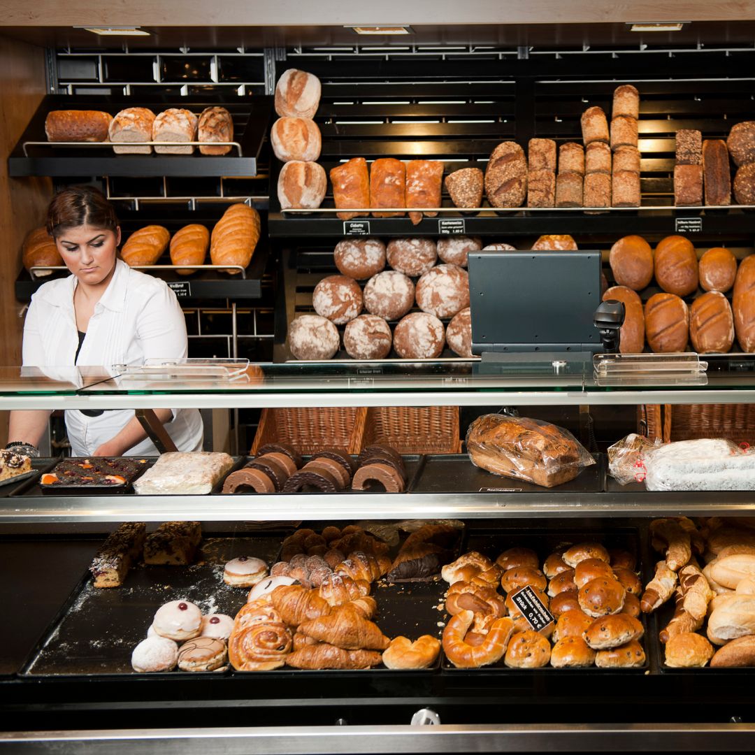 Boulanger avec ses viennoiseries invendues