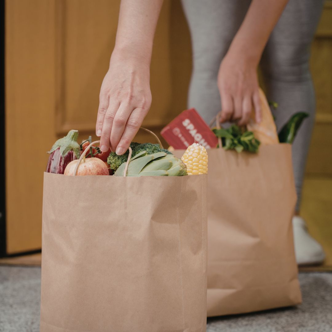 Particulier faisant ses courses avec des produits du jour